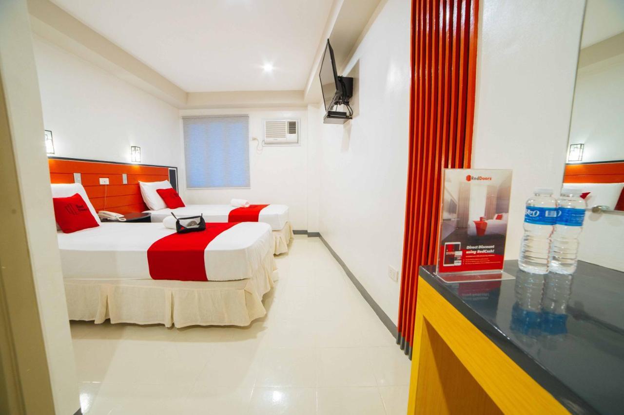 Hotel Reddoorz Plus Near San Pedro Cathedral à Davao City Extérieur photo